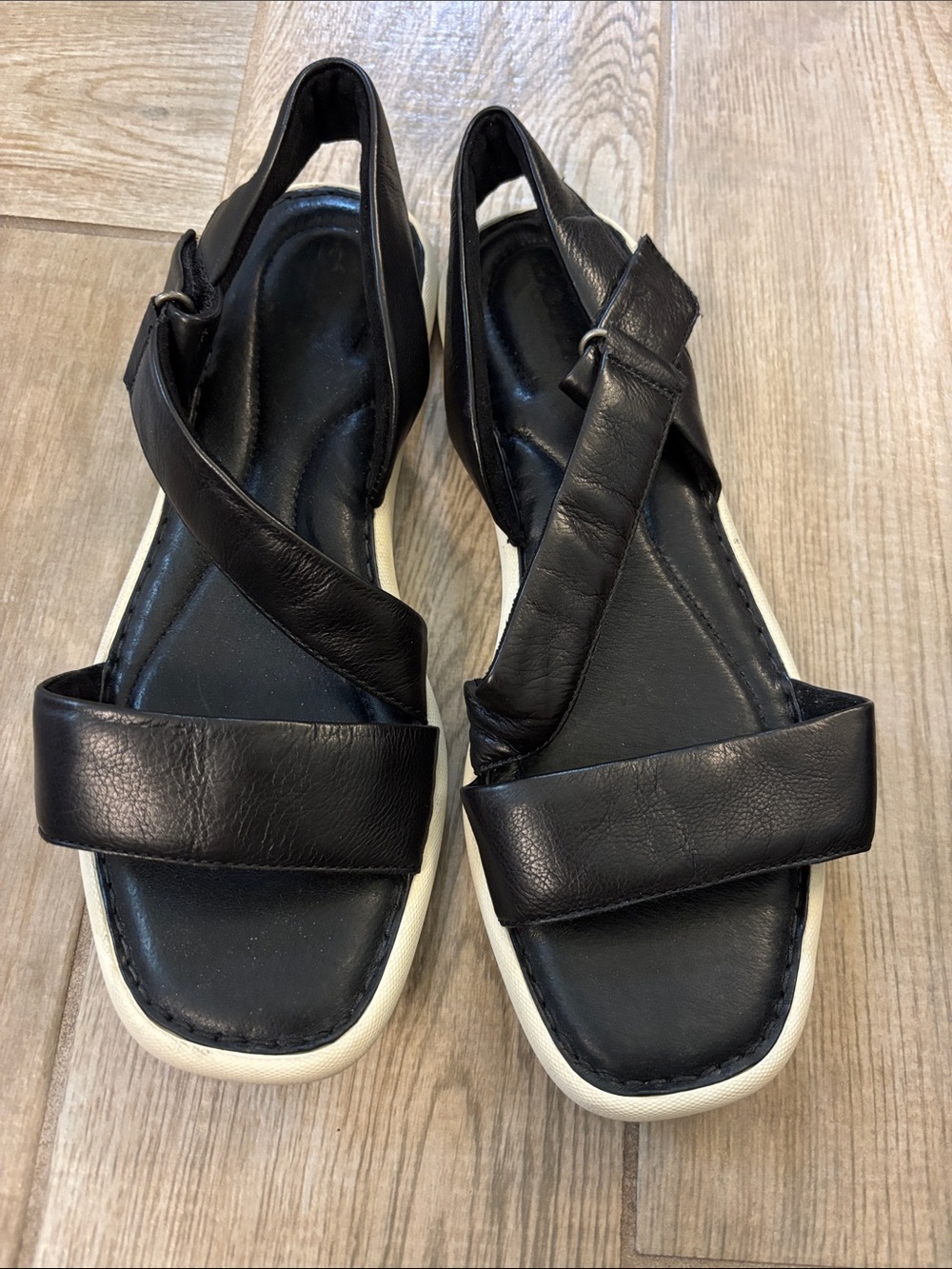 Born Rahway Black Leather cross back Sandals - Casual Women’s Comfort